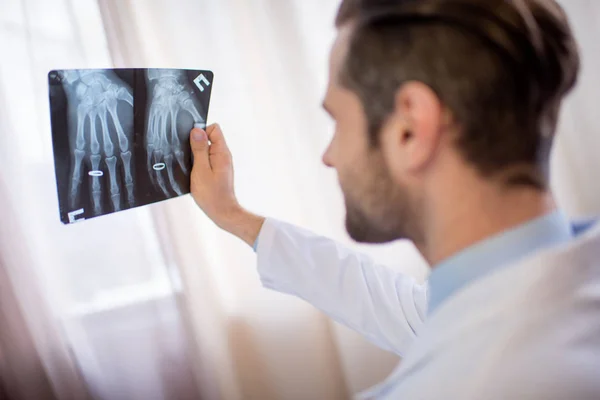 Médico segurando imagem de raio-x — Fotografia de Stock