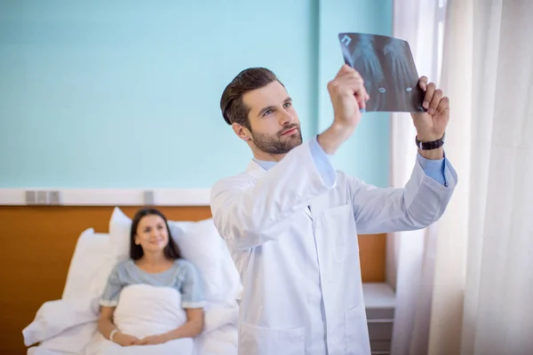 Médico segurando imagem de raio-x — Fotografia de Stock