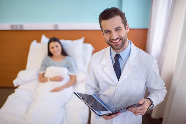 Doctor holding folder — Stock Photo