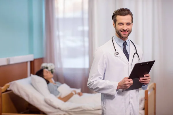 Doctor holding folder — Stock Photo