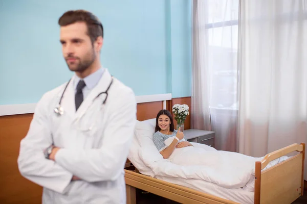 Médico y paciente en el hospital - foto de stock