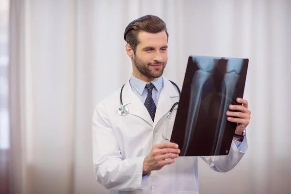 Médico segurando imagem de raio-x — Fotografia de Stock