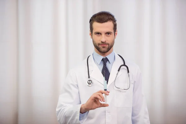 Doctor holding syringe — Stock Photo