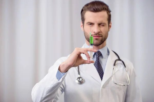 Médico segurando seringa — Fotografia de Stock