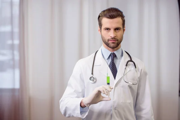 Médico segurando seringa — Fotografia de Stock