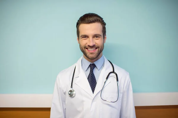 Medico maschio con stetoscopio — Foto stock