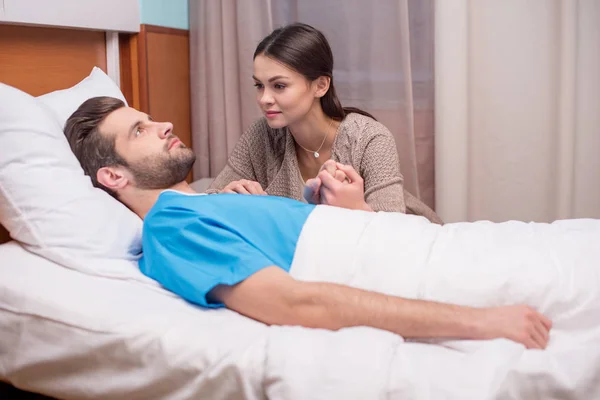 Hombre y mujer en el hospital - foto de stock