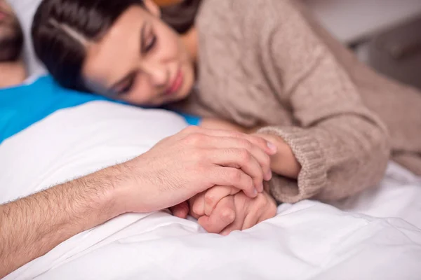 Homem e mulher no hospital — Fotografia de Stock