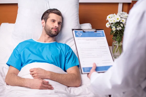 Male patient in hospital — Stock Photo