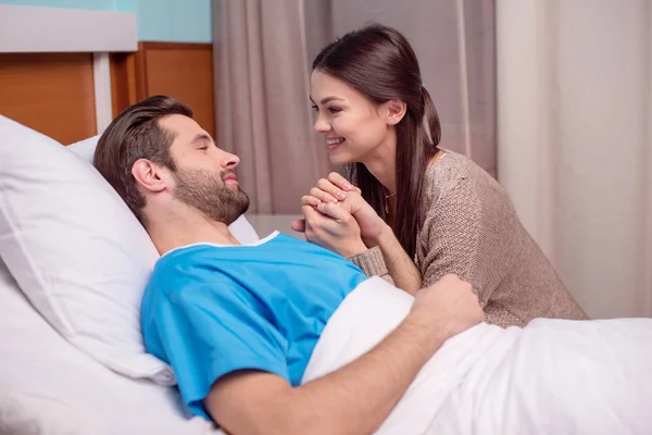 Hombre y mujer en el hospital - foto de stock