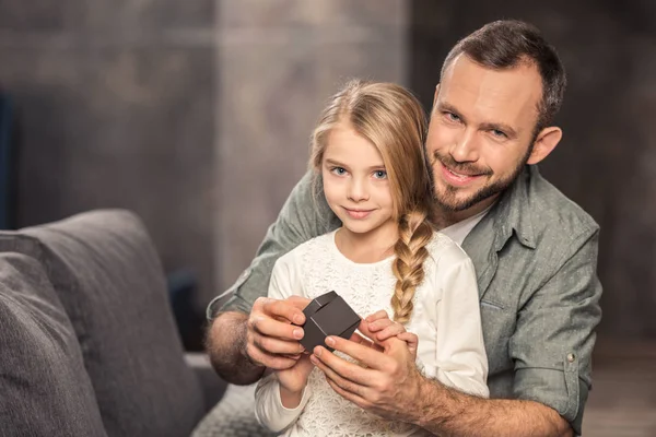 Padre e hija jugando con cubo — Stock Photo