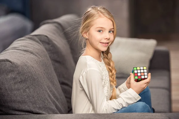 Fille jouer avec rubik's cube — Photo de stock