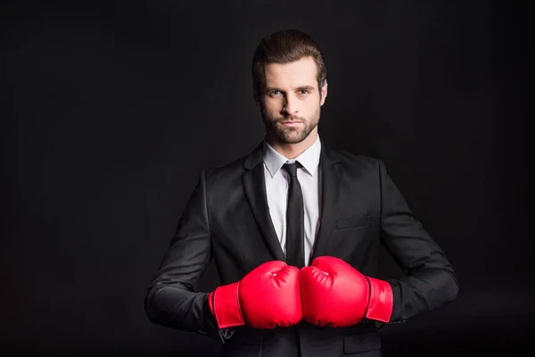 Бізнесмен у боксерських рукавицях — стокове фото