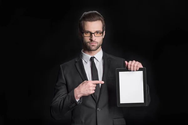 Geschäftsmann mit digitalem Tablet — Stockfoto