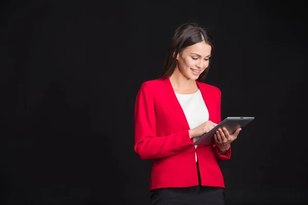 Mujer de negocios con tableta digital - foto de stock