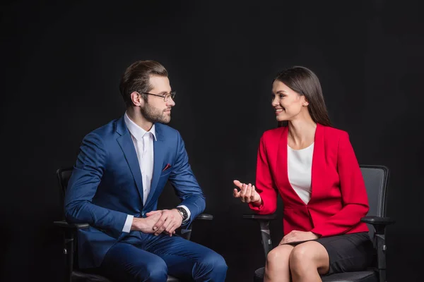 Jeunes gens d'affaires bavarder — Photo de stock