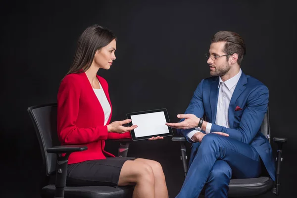 Geschäftsleute mit digitalem Tablet — Stockfoto