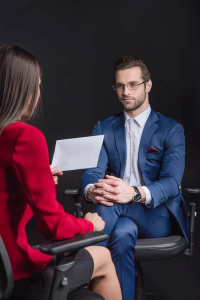 Женщина берёт интервью у мужчины — Stock Photo