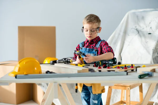 Kleiner Junge mit Werkzeug — Stockfoto