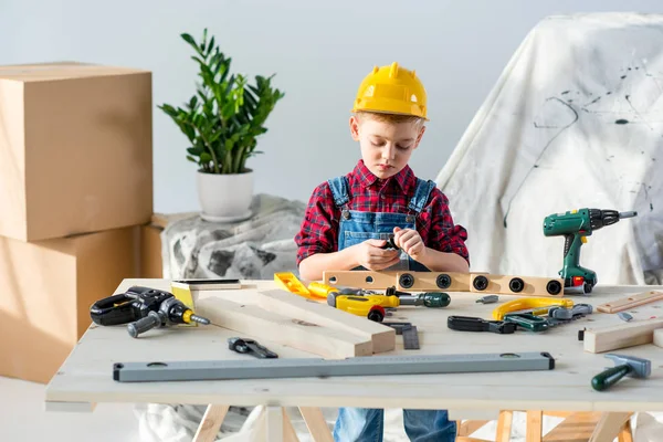 Niño pequeño con herramientas - foto de stock