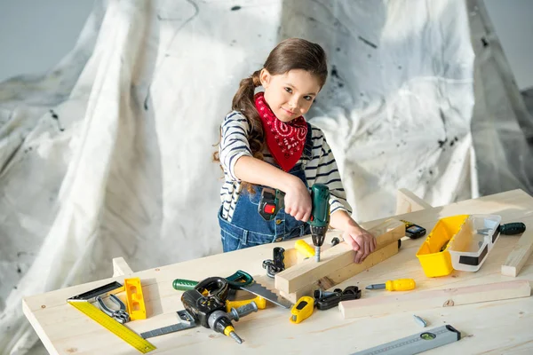 Petite fille avec des outils — Photo de stock