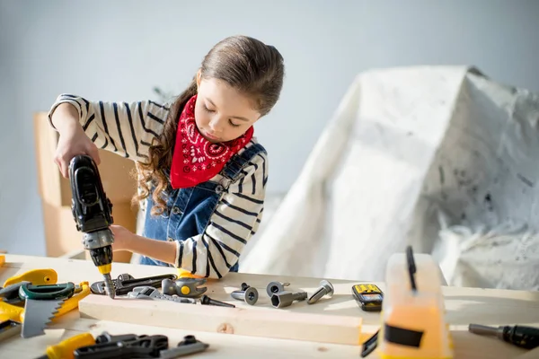 Petite fille avec des outils — Photo de stock