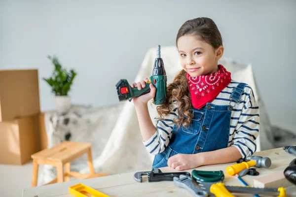 Kleines Mädchen mit Werkzeug — Stockfoto