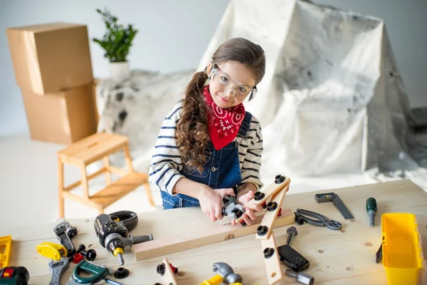 Kleines Mädchen mit Werkzeug — Stockfoto
