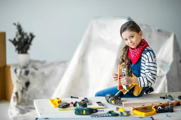 Kleines Mädchen mit Werkzeug — Stockfoto