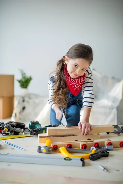 Kleines Mädchen mit Werkzeug — Stockfoto