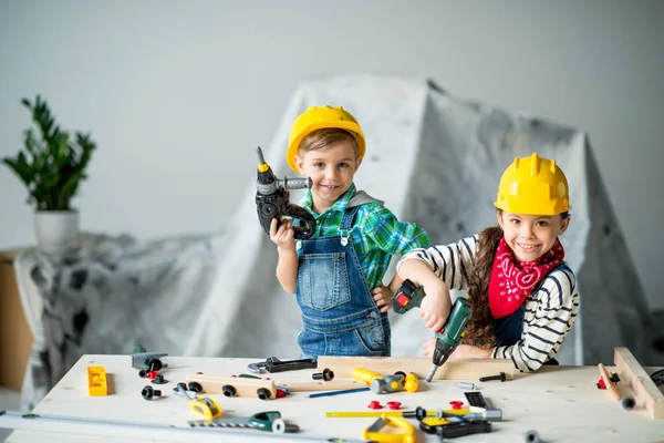 Junge und Mädchen mit Werkzeugen — Stockfoto