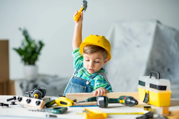 Petit garçon avec des outils — Photo de stock