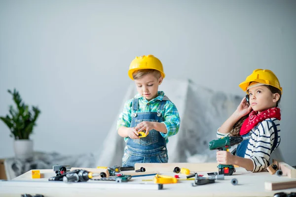 Garçon et fille avec des outils — Photo de stock