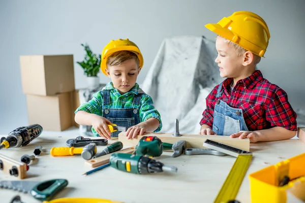 Niños pequeños con herramientas - foto de stock