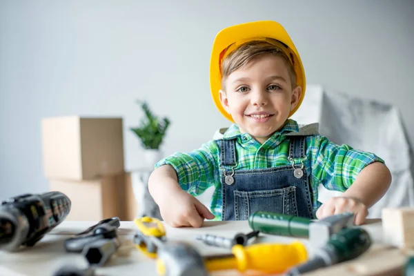 Niño pequeño con herramientas - foto de stock