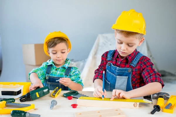 Petits garçons avec des outils — Photo de stock