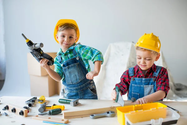 Niños pequeños con herramientas - foto de stock