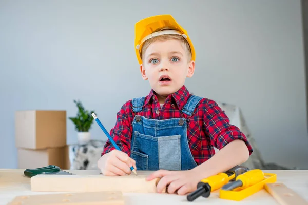 Ragazzino con attrezzi — Foto stock