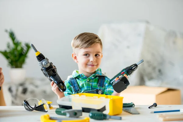 Petit garçon avec des outils — Photo de stock