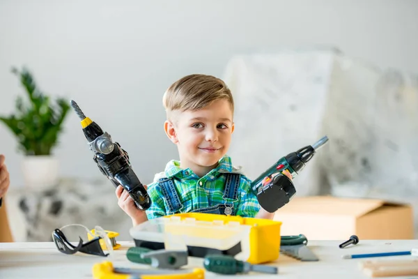 Niño pequeño con herramientas - foto de stock