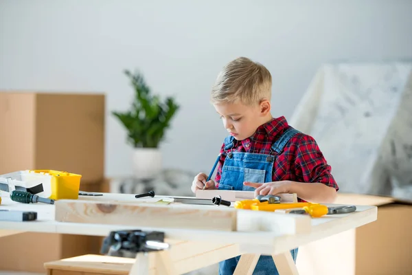 Niño pequeño con herramientas - foto de stock