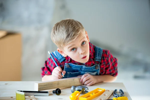 Niño pequeño con herramientas - foto de stock