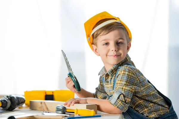 Niño pequeño con herramientas - foto de stock