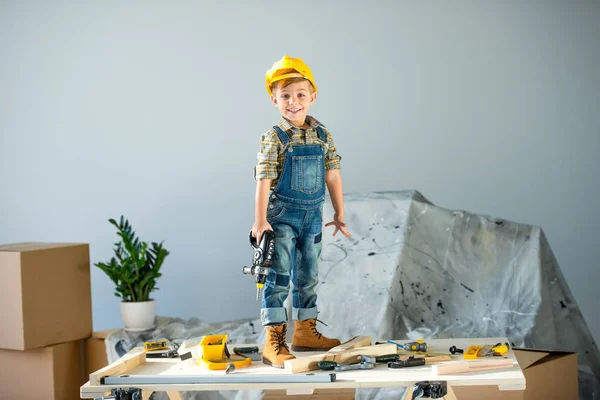 Petit garçon avec des outils — Photo de stock