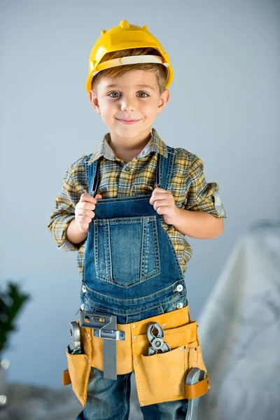 Kleiner Junge mit Werkzeug — Stockfoto