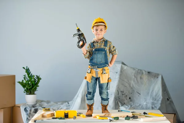 Menino com ferramentas — Fotografia de Stock