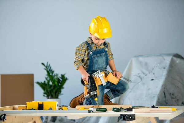 Niño pequeño con herramientas - foto de stock