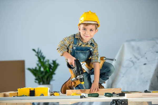 Petit garçon avec des outils — Photo de stock