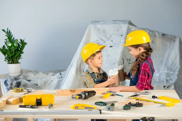 Enfants avec des tasses jetables — Photo de stock