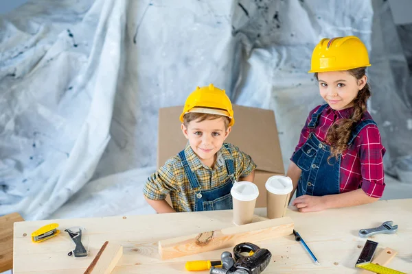 Kinder mit Einwegbechern — Stockfoto